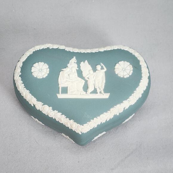 Wedgwood Jasperware Heart-Shaped Trinket Box with Lid in Sage Green - Vintage - Picture 2 of 7